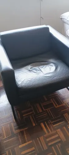 Poltrona preta em couro Tok stok
