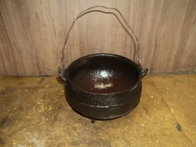 caldeirao ferro com 3 pesinho antiga pronto pra uso 