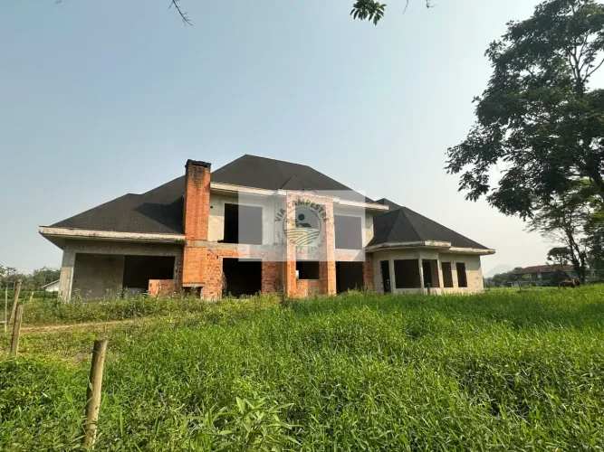 Amplo terreno na Estrada da Ilha com 139.057 m², plano, cercado, com casas, analisa parcel