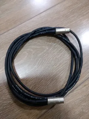 Cabos, plugs e protetor contra surto na rede elétrica