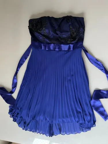 Vestido de festa curto modelo tomara que caia com Detalhes em Renda