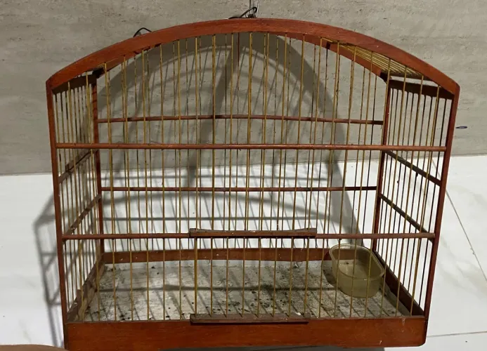 Gaiola de madeira para pássaros