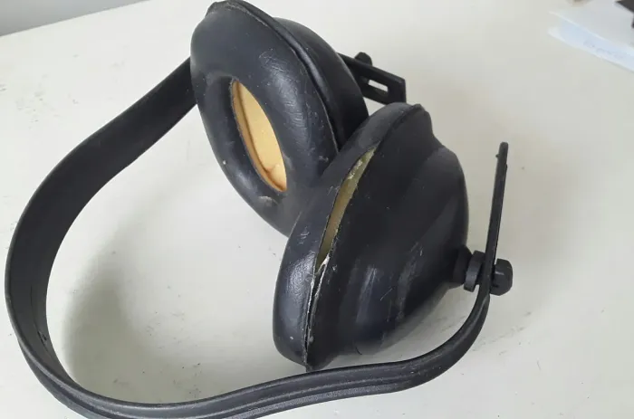 Abafadores de som ou protetores auriculares (favor ler o anúncio).