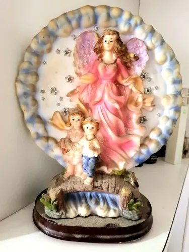 Escultura em resina importada Anjo de Guarda com Crianças 