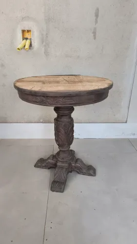 Mesa de canto antiga e nobre, redondo. 