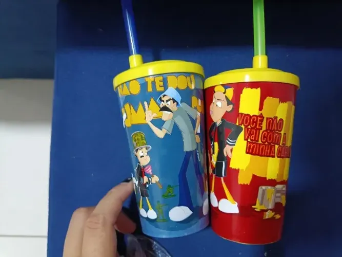 Kit com dois copos do chaves de plastico