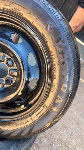 Jogo de rodas aro 14 Fiat strada 2021 c/ 4 pneus 175 65 14 meia vida 