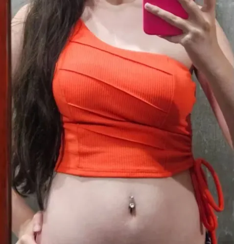Cropped feminino laranja canelado um ombro, com amarração e bojo, tecido grosso
