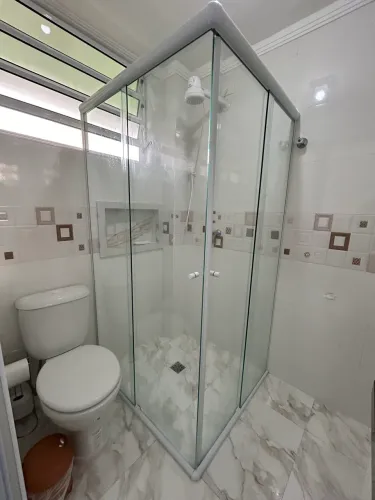 Alugo kitnet reformado na Ponta da Praia 