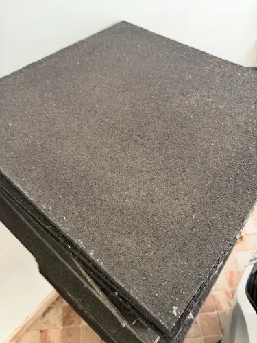 Piso emborrachado 50x50 com 5mm usado. Total 22 metros quadrados alguns estão cortados 