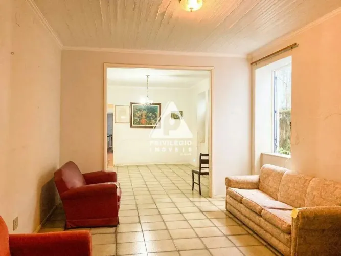 Magnífica casa de 4 quartos na Gávea, com varanda e vaga para carros. Fica em rua com canc