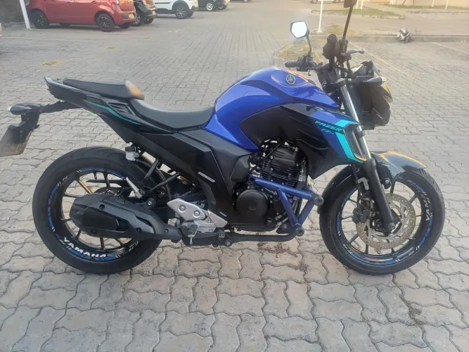 Vendo/ troco /financio FZ25 EXTRAAAA