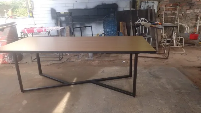 Mesa de Jantar com Design Moderno e Estrutura em Aço