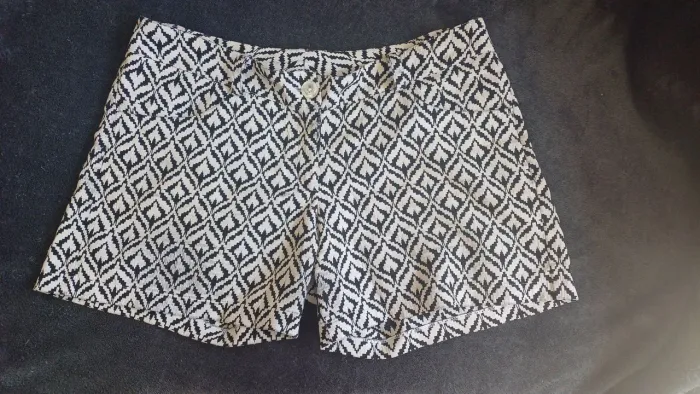 Shorts estampado geométrico P&B