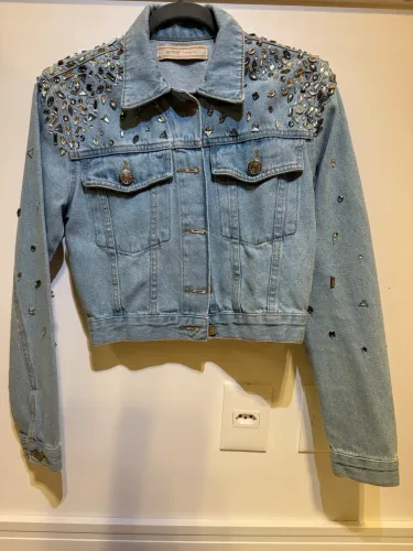 Jaqueta jeans com aplicações de pedrarias