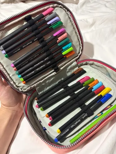 Estojo rosa grande Kipling + conjunto de canetas coloridas