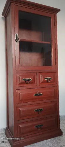 Cristaleira rústica em madeira nobre com vitrine