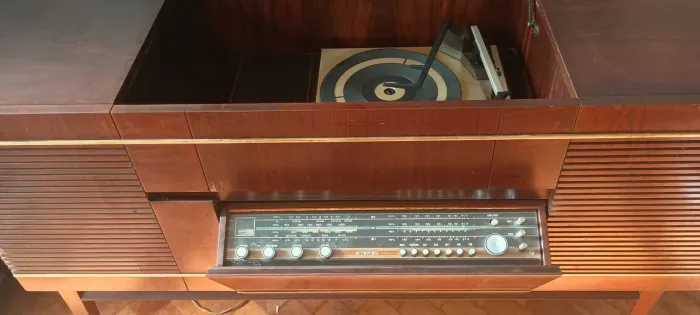 Radiofone estereofonico PHILIPS. Modelo 6 RF688