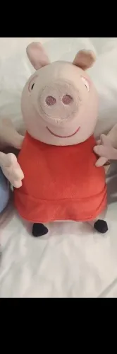 Pelúcia Peppa Pig.