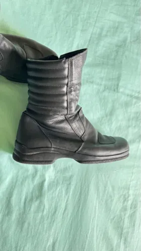 Bota para motociclista semi nova 