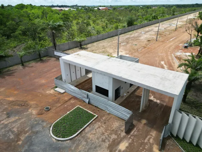 Condomínio Morada do Sol. Lotes a venda com um pequeno sinal de entrada.