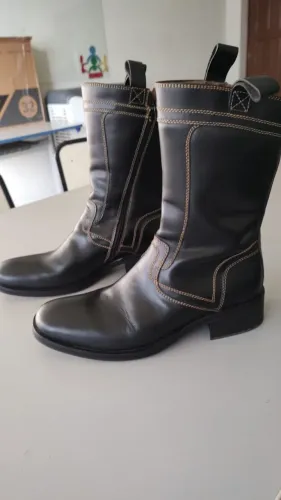 Bota em couro da famosa marca Zoomp, tamanho 42, forma grande, possivelmente ser 43.