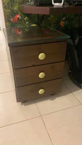 Móvel de canto com 3 gavetas