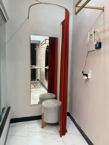 Provador de loja com cortina e suporte