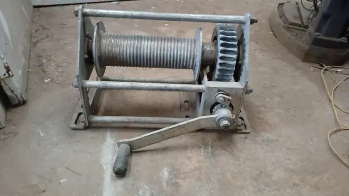 Guincho com catraca, para içamento de cargas até 1.500 kg = R$ 1.500,00