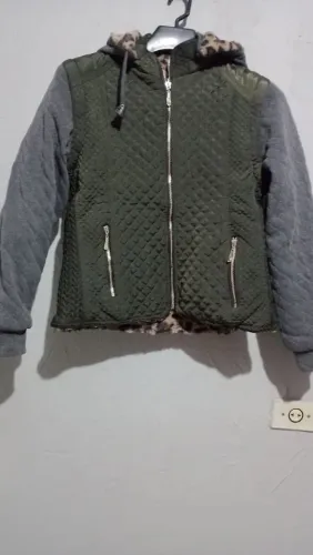 Jaqueta Beija Mor feminina que Vira Colete com Capuz