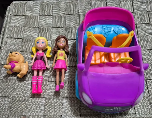 Carro da Polly com duas bonequinhas e um cachorrinho