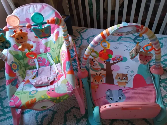 Cadeirinha de balanço e tapete musical infantil