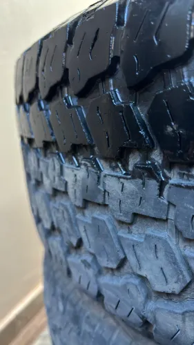 4 Pneus para caminhonete Marca good-year / modelo wrangler 235/70-r16l)