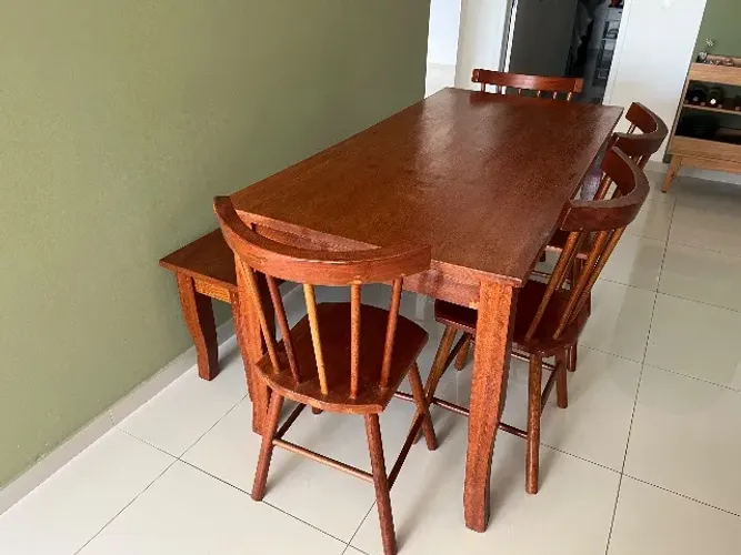 CONJUNTO MESA DE JANTAR EM MADEIRA MACIÇA ? 6 LUGARES