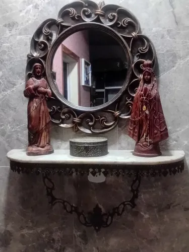 Orarorio de bronze ,marmore e espelho ,imagens sacras,porta terço em bronze