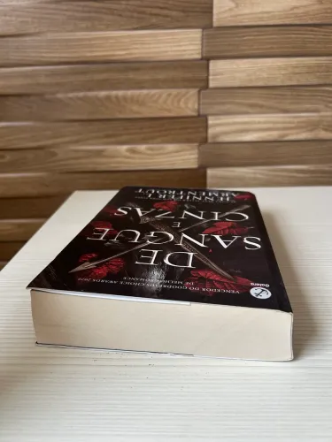 Livro - de Sangue e Cinzas