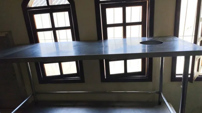 Mesa de Inox para restaurantes.. Saída de residuo