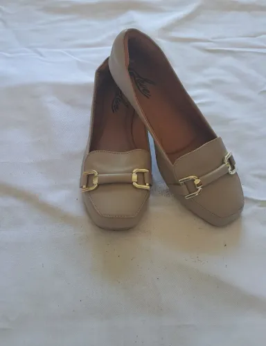Sapatilha feminina com detalhe dourado 