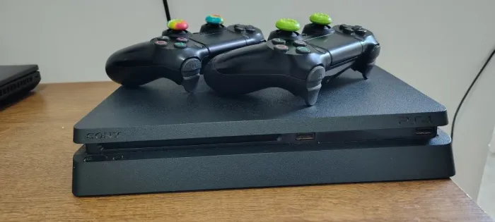 PS4 SLIM + 2 CONTRELES + 4 JOGOS
