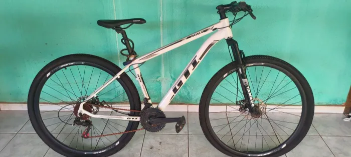 Duas bicicletas quase sem uso