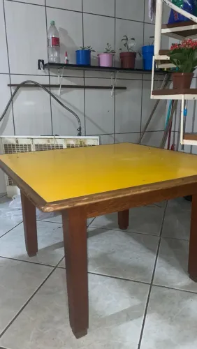 Vendo mesa pequena para criança/ valor: R$100,00