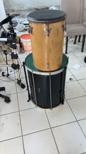 Surdo e rebolo.
