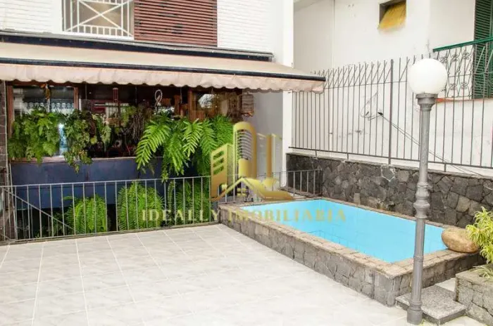 Casa de rua : Triplex / Residencial / Jardim Botânico