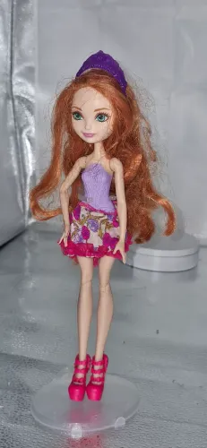 Boneca Holly O'Hair da linha Penteados Mágicos (Hair Styling) da Ever After High