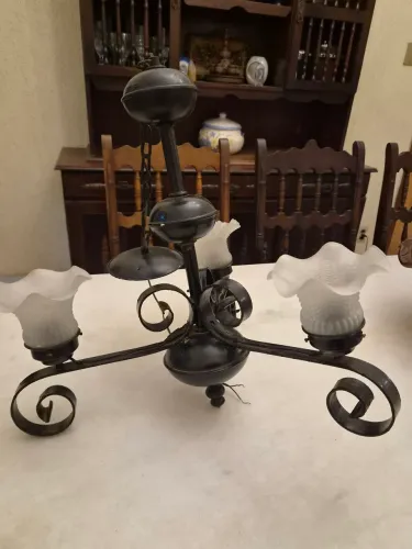 Lustre em ferro estilo colonial com e cúpulas 