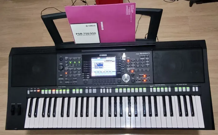 Teclado Yamaha PSR S950 Sampler e Vocalist VH2
