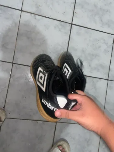 Vende-se chuteira de futsal umbro tamanho 43