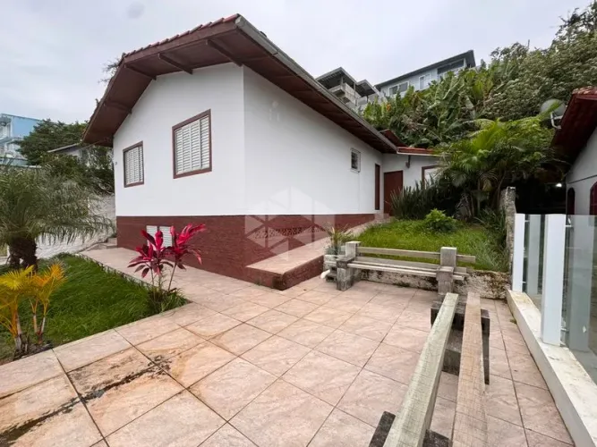 Casa para alugar 3 quartos (1 suíte) e garagem - Carvoeira