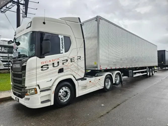 Scania R460 Super 6X2 Ano 2024 Farol de teto e grade geladeira Carreta Baú 3 Eixos Nostra