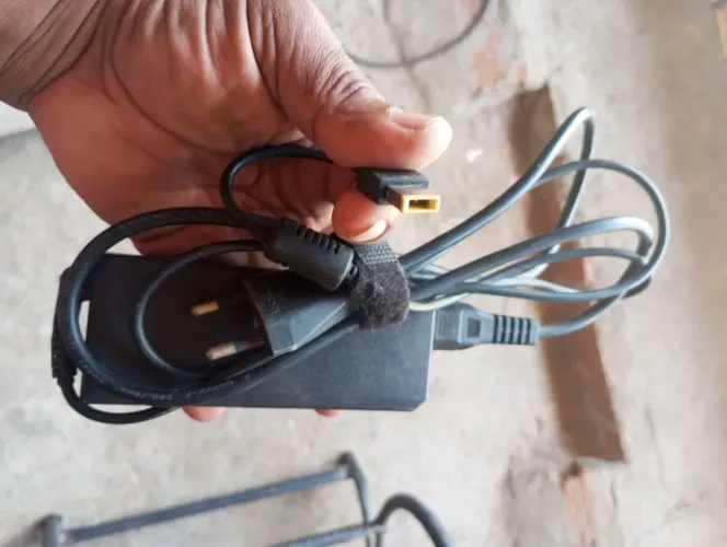 Fonte de notebook Lenovo